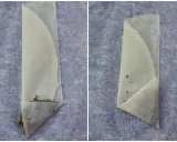 Deux étapes du pliage brick : une feuille de pâte remplie de farce, puis pliée en triangle.