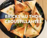 Une assiette de bricks au thon dorées et croustillantes, garnies de persil frais. Parfait pour un apéritif savoureux.