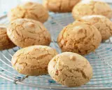 Amaretti dorés et craquelés sur une grille, prêts à être dégustés. Une recette facile pour un plaisir gourmand.