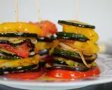 Délicieuses tourtes de légumes grillés, une recette plancha parfaite pour l'été. Courgettes, aubergines, poivrons et tomates, un régal !