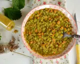 Un plat de pois cassés aux carottes, parfumé par des épices. Un délice simple et réconfortant.