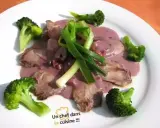 Tranches de viande en sauce rosée, accompagnées de brocolis et d'oignons verts. Une bonite recette à essayer !