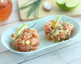 Deux tartares de saumon frais, garnis de dés de pomme verte et de ciboulette, parfaits pour une recette saumon fumé revisitée.