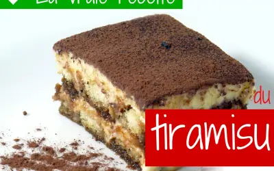 La vraie recette du tiramisu sans blanc en neige, une part généreuse de ce dessert italien classique, saupoudrée de cacao.