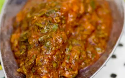 Sauce chermoula poisson, un mélange épicé de tomates, herbes et épices, prêt à relever votre plat.