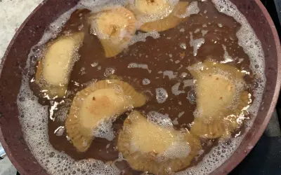 Des samboussek au fromage dorent dans l'huile chaude, formant des bulles joyeuses.