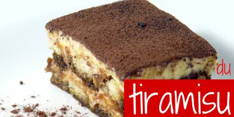 La vraie recette du tiramisu sans blanc en neige, une part généreuse de ce dessert italien classique, saupoudrée de cacao.