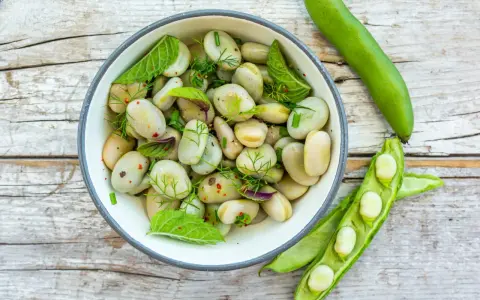 Salade de fèves fraîches, assaisonnée d'herbes et d'épices. La cuisson des fèves est simple et savoureuse.