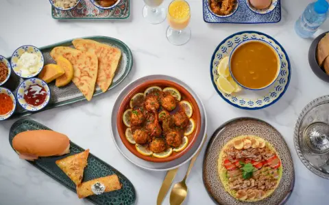 Un festin pour le Ramadan : boulettes de viande, soupe, msemen, briouates et crêpes aux fruits. Une belle idee recette ramadan.