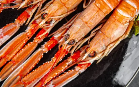 Langoustines fraîches, prêtes pour la cuisson. Leur couleur orange vif promet une saveur marine délicieuse.