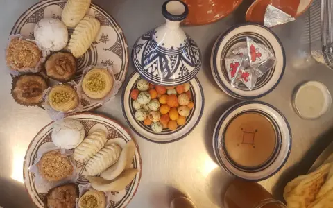 Assortiment de pâtisseries orientales, parfait pour une recette marocaine. Des biscuits, des nids de pistaches, des fruits secs et des bonbons colorés.