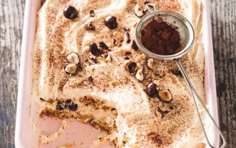 Un tiramisu chocolat blanc crémeux, garni de noisettes et de cacao saupoudré. Un délice à savourer !