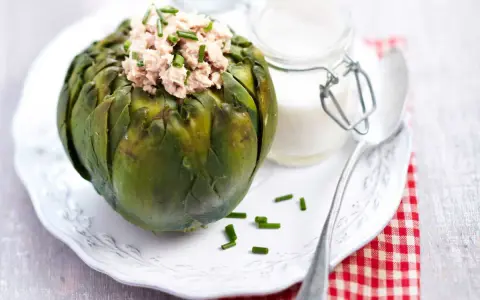 Artichaut farci au thon, une recette facile au Cookeo. Servi avec une sauce crémeuse et des ciboules ciselées.