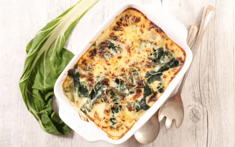 Gratin de blettes au fromage, un plat savoureux inspiré d'une recette blette, prêt à être dégusté.