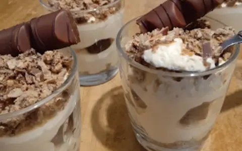 Délicieux tiramisu kinder bueno en verrines, garni de miettes croustillantes et d'un morceau de chocolat. Un vrai régal !