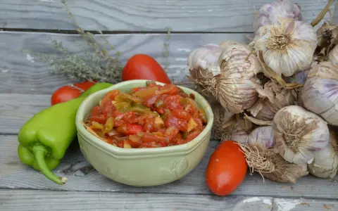 Bol de piperade recette avec poivrons verts, tomates et ail.