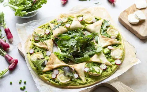 Tarte printanière aux fèves, petits pois, radis et fromage de chèvre. Une idée de recettes originales pour un repas léger et savoureux.