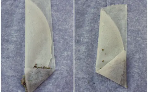 Deux étapes du pliage brick : une feuille de pâte remplie de farce, puis pliée en triangle.