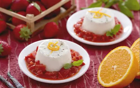 Délicieux panna cotta au lait sans crème, servi avec des fraises et une touche d'orange.