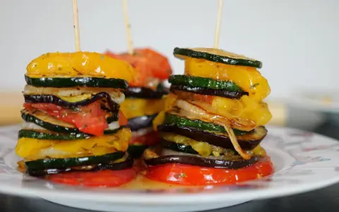 Délicieuses tourtes de légumes grillés, une recette plancha parfaite pour l'été. Courgettes, aubergines, poivrons et tomates, un régal !