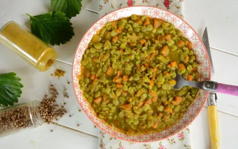 Un plat de pois cassés aux carottes, parfumé par des épices. Un délice simple et réconfortant.