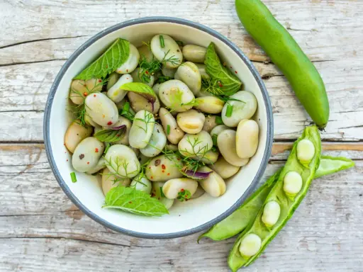 Salade de fèves fraîches, assaisonnée d'herbes et d'épices. La cuisson des fèves est simple et savoureuse.