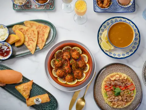Un festin pour le Ramadan : boulettes de viande, soupe, msemen, briouates et crêpes aux fruits. Une belle idee recette ramadan.