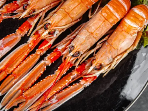 Langoustines fraîches, prêtes pour la cuisson. Leur couleur orange vif promet une saveur marine délicieuse.