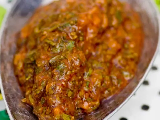 Sauce chermoula poisson, un mélange épicé de tomates, herbes et épices, prêt à relever votre plat.