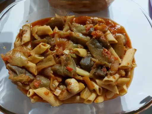 Pâtes penne avec une sauce riche aux légumes d'aubergine et tomate, un délice pour une recette pâte aux légumes italienne.