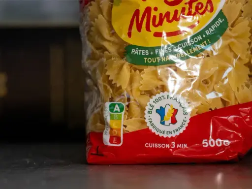 Un paquet de pâtes farfalle "Minutes" promet une cuisson rapide. Idéal pour un repas express, ces pâtes sont prêtes en 3 minutes.