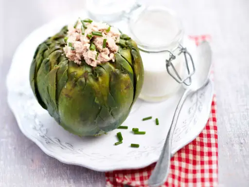 Artichaut farci au thon, une recette facile au Cookeo. Servi avec une sauce crémeuse et des ciboules ciselées.