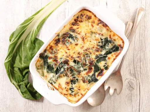 Gratin de blettes au fromage, un plat savoureux inspiré d'une recette blette, prêt à être dégusté.
