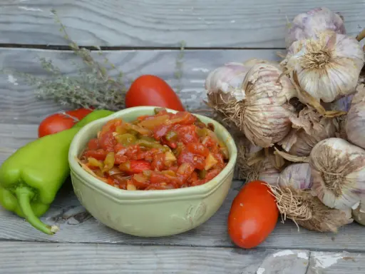 Bol de piperade recette avec poivrons verts, tomates et ail.