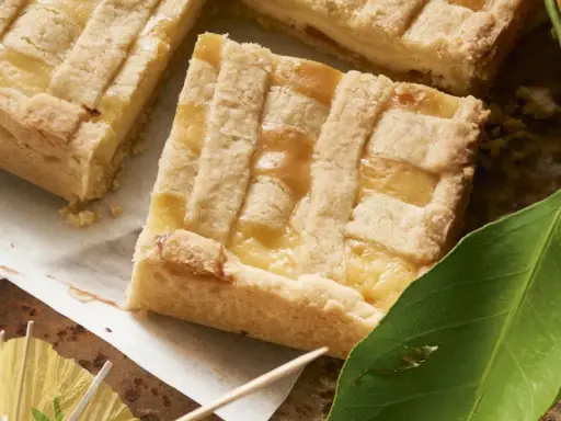 Un délicieux gâteau à la ricotta sicilien, avec une croûte dorée et une garniture crémeuse, prêt à être dégusté.
