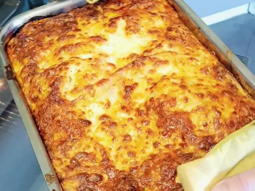 Lasagnes dorées et gratinées dans un plat, prêtes à congeler pour un repas facile.