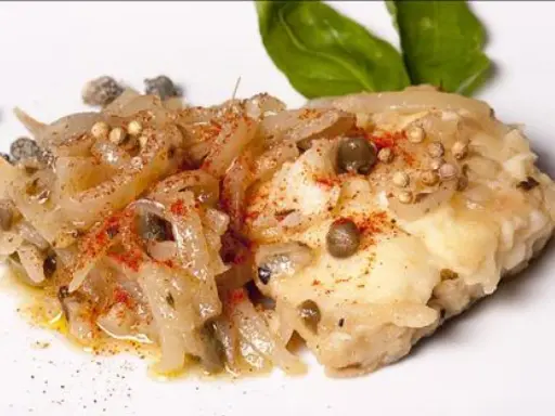 Un plat de lotte aux oignons, câpres et épices, parfait pour une recette lotte facile et rapide.