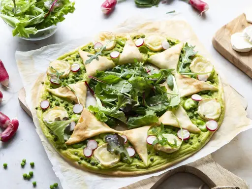Tarte printanière aux fèves, petits pois, radis et fromage de chèvre. Une idée de recettes originales pour un repas léger et savoureux.