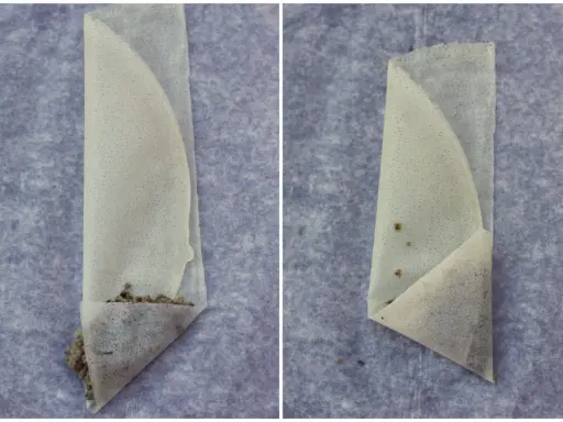 Deux étapes du pliage brick : une feuille de pâte remplie de farce, puis pliée en triangle.