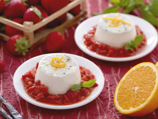 Délicieux panna cotta au lait sans crème, servi avec des fraises et une touche d'orange.