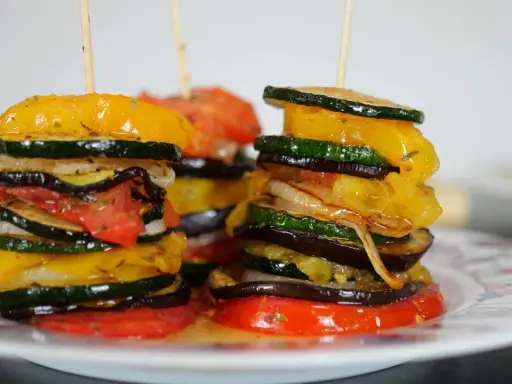 Délicieuses tourtes de légumes grillés, une recette plancha parfaite pour l'été. Courgettes, aubergines, poivrons et tomates, un régal !