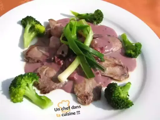 Tranches de viande en sauce rosée, accompagnées de brocolis et d'oignons verts. Une bonite recette à essayer !
