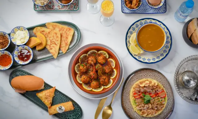 Un festin pour le Ramadan : boulettes de viande, soupe, msemen, briouates et crêpes aux fruits. Une belle idee recette ramadan.