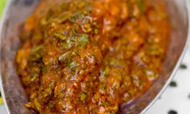 Sauce chermoula poisson, un mélange épicé de tomates, herbes et épices, prêt à relever votre plat.