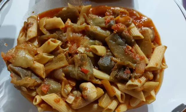 Pâtes penne avec une sauce riche aux légumes d'aubergine et tomate, un délice pour une recette pâte aux légumes italienne.