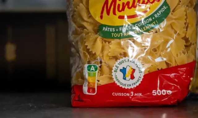 Un paquet de pâtes farfalle "Minutes" promet une cuisson rapide. Idéal pour un repas express, ces pâtes sont prêtes en 3 minutes.