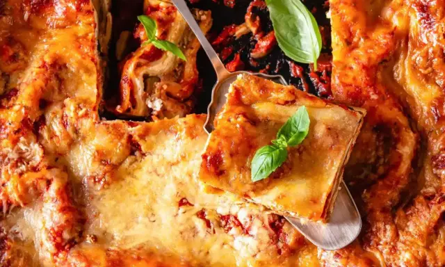 Une part de lasagne généreuse, dorée et gratinée, garnie de basilic frais. Le choix de quelle viande pour lasagne est essentiel pour ce plat réconfortant.