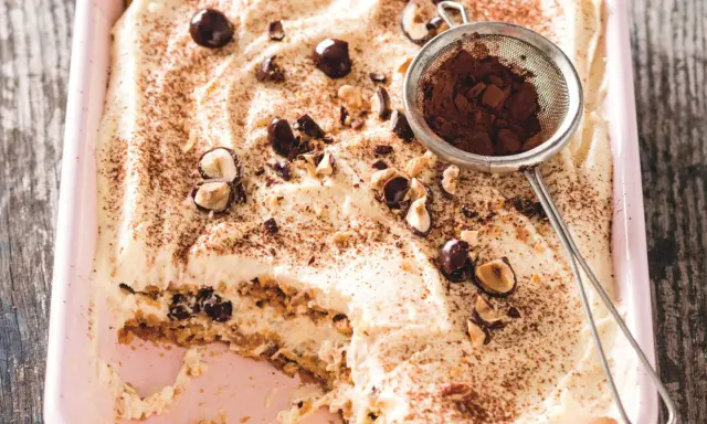 Un tiramisu chocolat blanc crémeux, garni de noisettes et de cacao saupoudré. Un délice à savourer !
