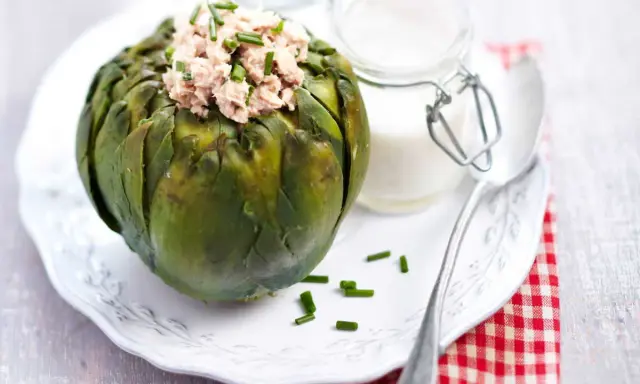 Artichaut farci au thon, une recette facile au Cookeo. Servi avec une sauce crémeuse et des ciboules ciselées.