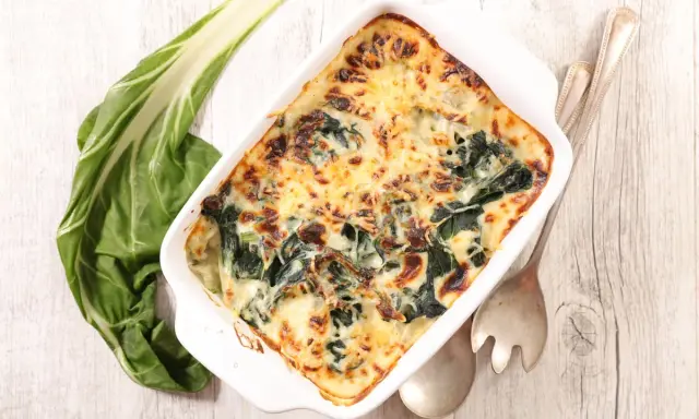 Gratin de blettes au fromage, un plat savoureux inspiré d'une recette blette, prêt à être dégusté.